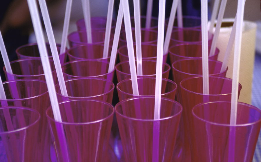 Unia Europejska wprowadza zakaz plastikowych słomek i sztućców