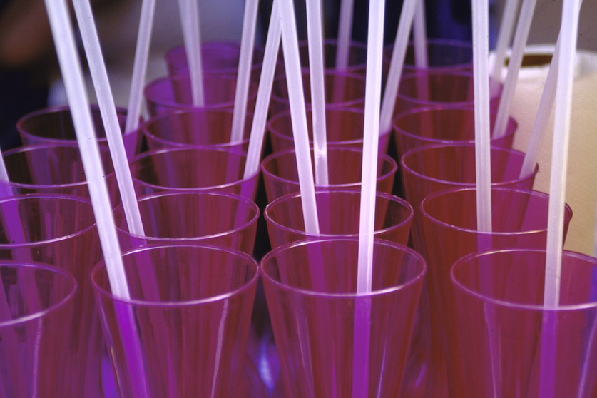 Unia Europejska wprowadza zakaz plastikowych słomek i sztućców
