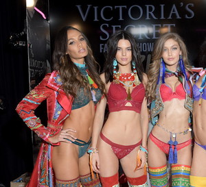Victoria's Secret 2018: Kendall Jenner i Gigi Hadid pójdą w pokazie po 2-letniej przerwie
