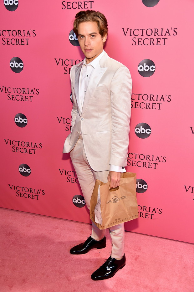 Dylan Sprouse z torbą burgerów dla swojej dziewczyny Barbary Palvin