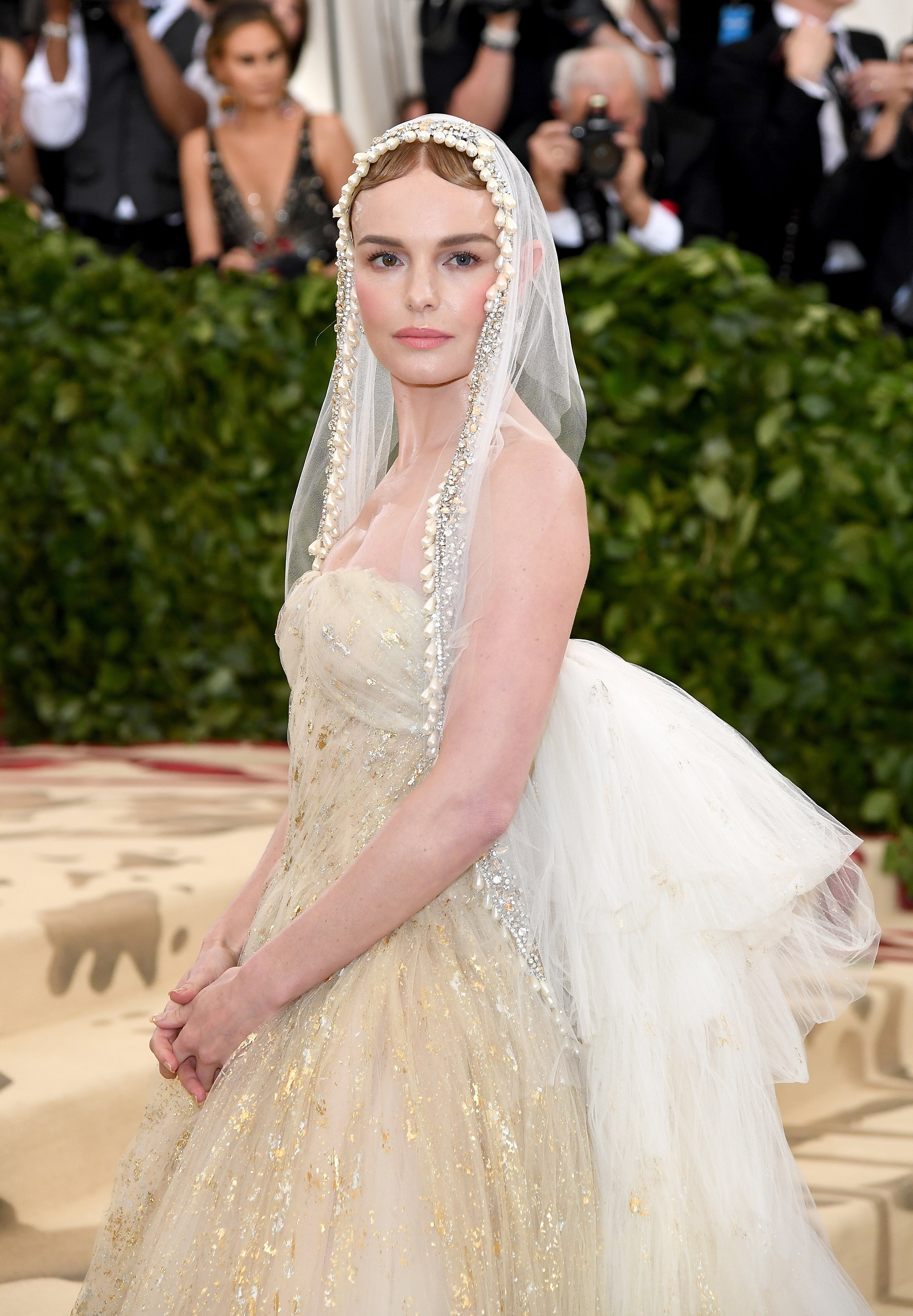 Met Gala 2018: Kate Bosworth w sukni ślubnej i welonie z perłami