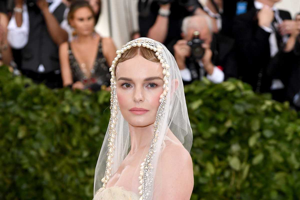 Met Gala 2018: Kate Bosworth w sukni ślubnej i welonie z perłami