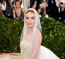 Met Gala 2018: Kate Bosworth w sukni ślubnej i welonie z perłami