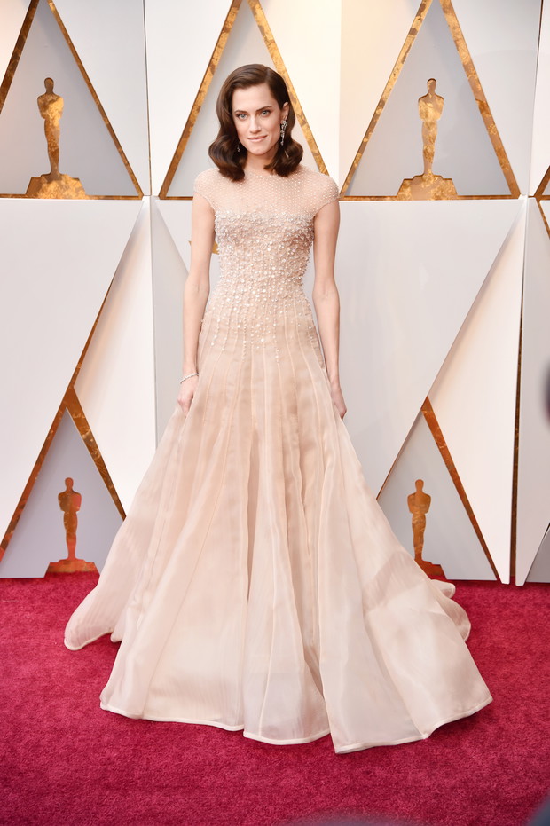 Oscary 2018: Allison Williams w kreacji Armani