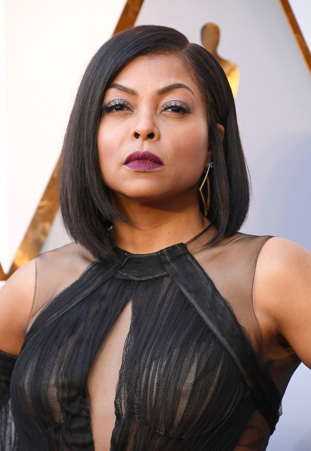 Oscary 2018: Taraji P. Henson z błyszczącymi powiekami i fioletowymi ustami na czerwonym dywanie