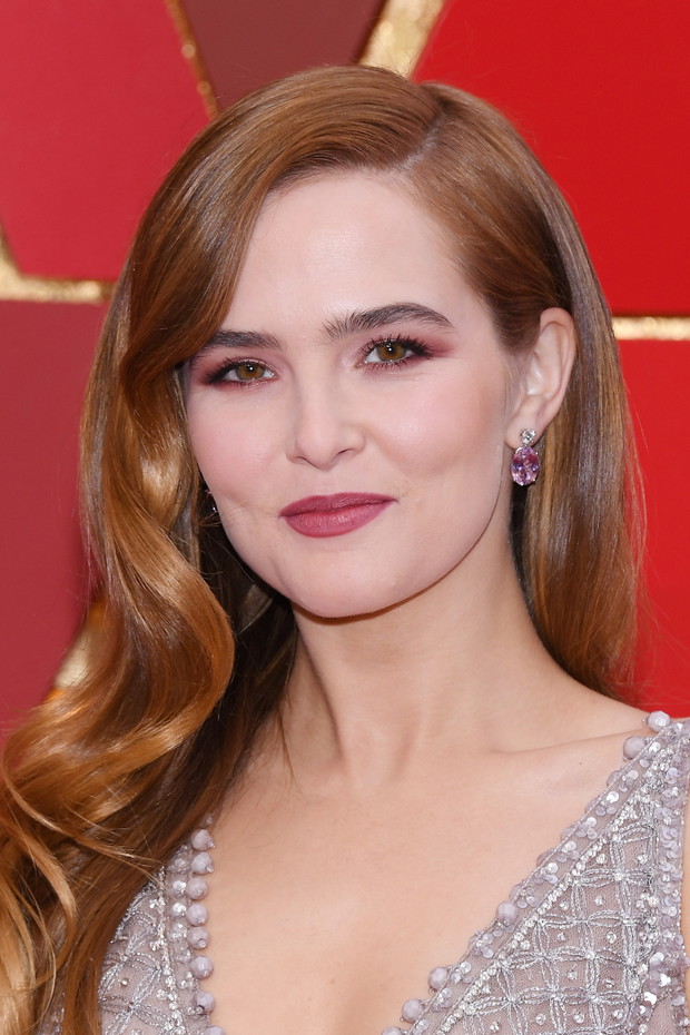 Oscary 2018: Zoey Deutch wybrałą fioletowe smokey eyes i różową pomadkę