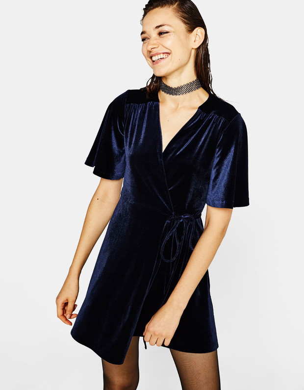 Aksamitna sukienka Bershka, 39,90 zł