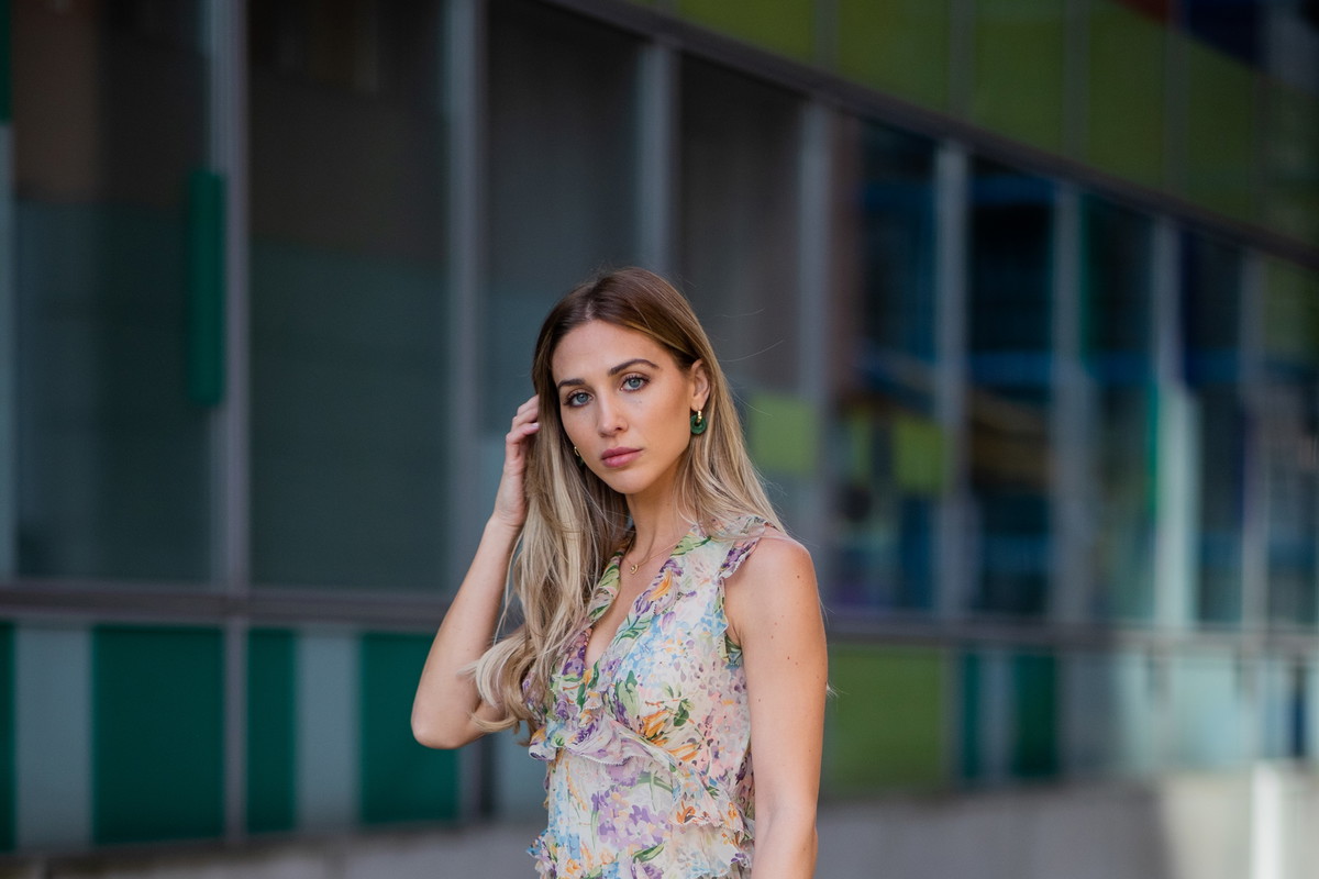 Modne sukienki z falbanami - street fashion