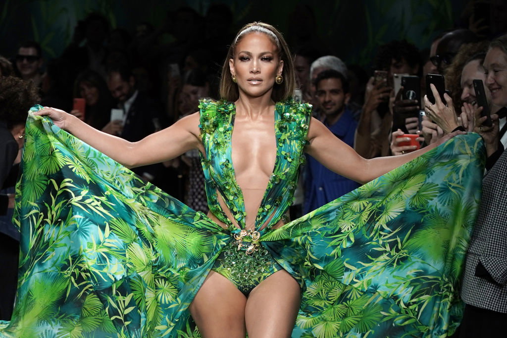Jennifer Lopez na pokazie Versace wiosna-lato 2020 odtworzyła swój kultowy look z 2020 roku.