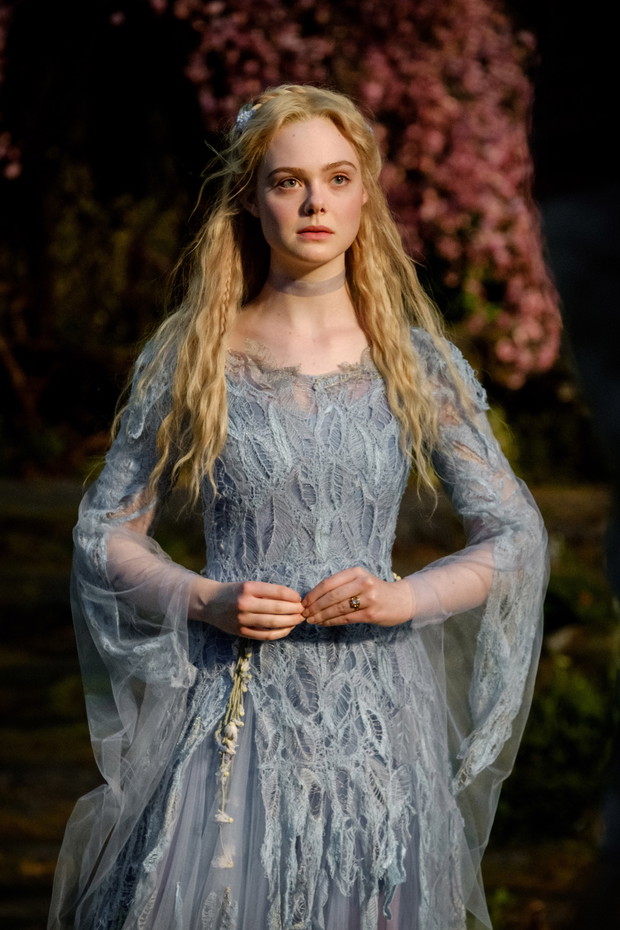 Elle Fanning w scenie z filmu „Czarownica 2”.
