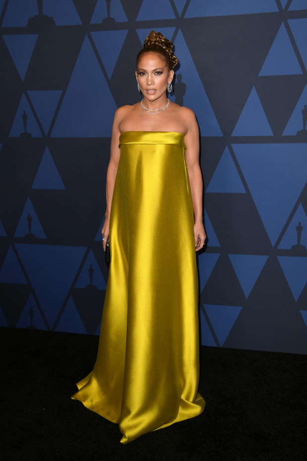Jennifer Lopez do twarzy nawet w musztardowym kolorze! Tutaj jej stylizacja z gali Academy Of Motion Picture Arts And Sciences Governors Awards z 2019 roku.