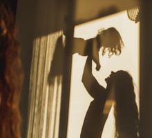 Kiedy zaszły w ciążę, nie miały jeszcze 25 lat i niewiele więcej, gdy zostały z dziećmi same. Samotne, a może samodzielne mamy?