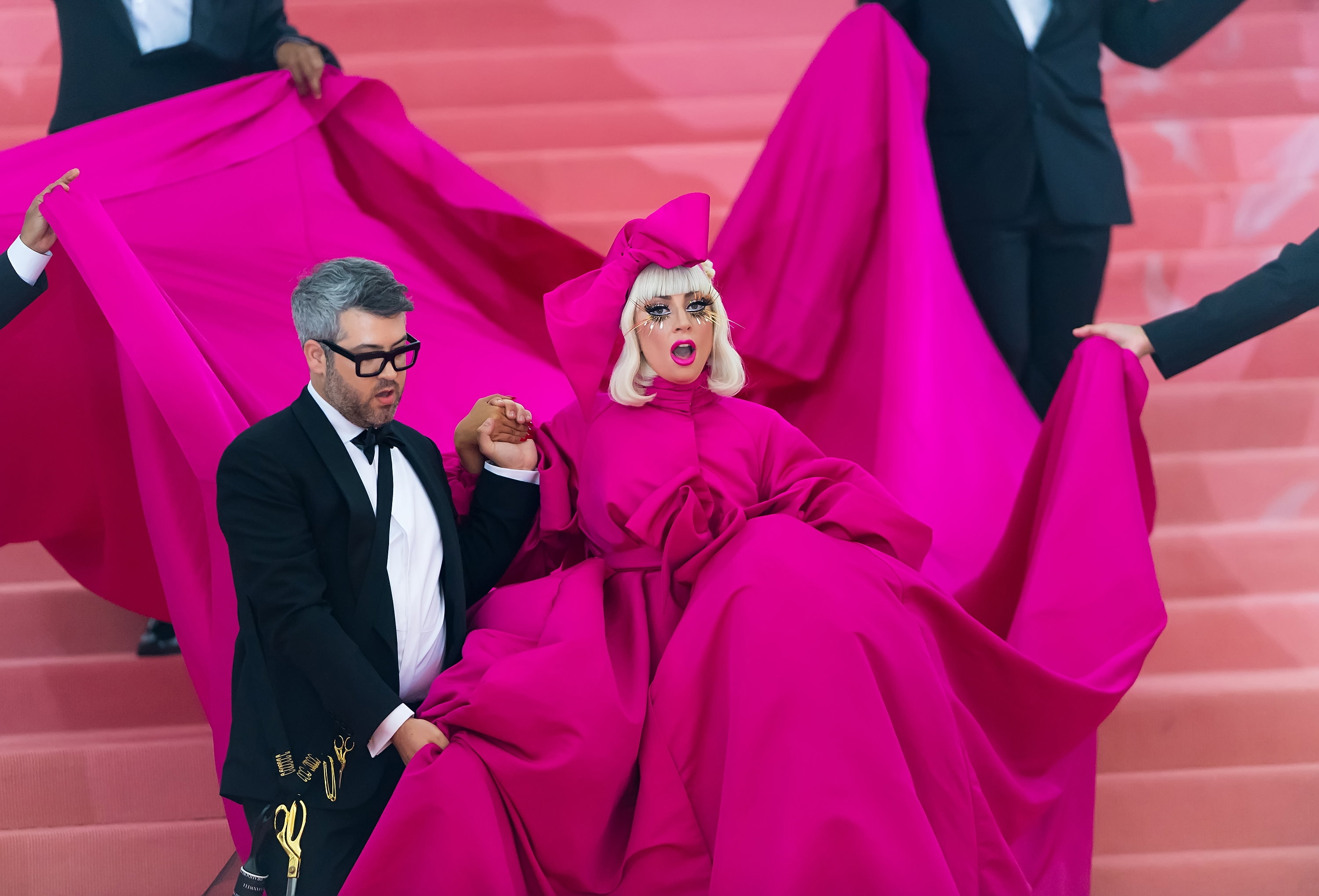 Met Gala 2019: Lady Gaga rozebrała się na czerwonym dywanie! Gwiazda przygotowała aż cztery kreacje