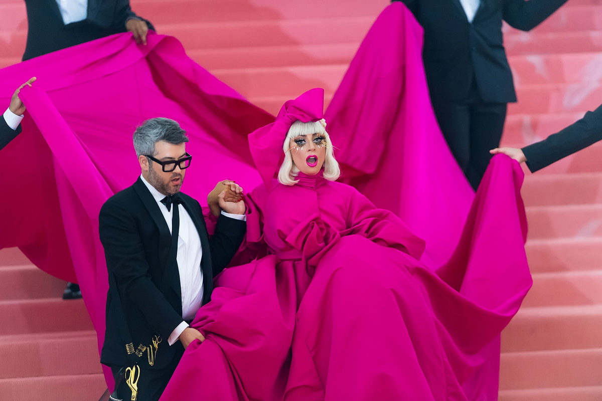Met Gala 2019: Lady Gaga rozebrała się na czerwonym dywanie! Gwiazda przygotowała aż cztery kreacje