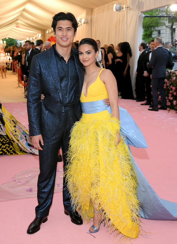 Camila Mendes i Charles Melton