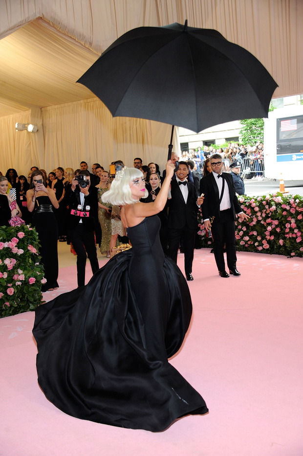 Met Gala 2019: Lady Gaga rozebrała się na czerwonym dywanie! Gwiazda przygotowała aż cztery kreacje