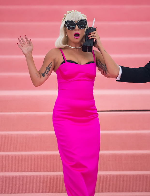 Met Gala 2019: Lady Gaga rozebrała się na czerwonym dywanie! Gwiazda przygotowała aż cztery kreacje