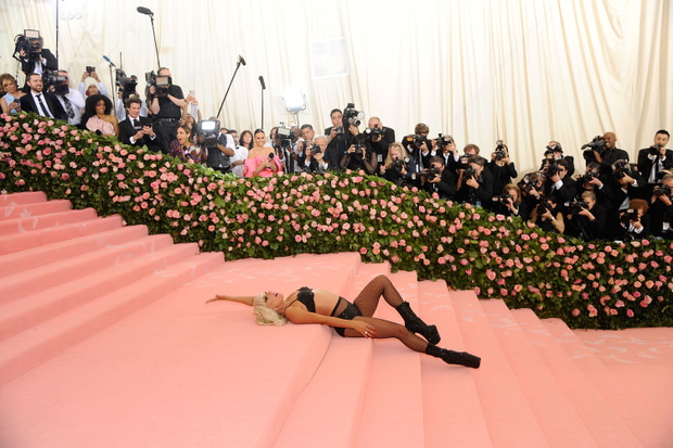 Met Gala 2019: Lady Gaga rozebrała się na czerwonym dywanie! Gwiazda przygotowała aż cztery kreacje
