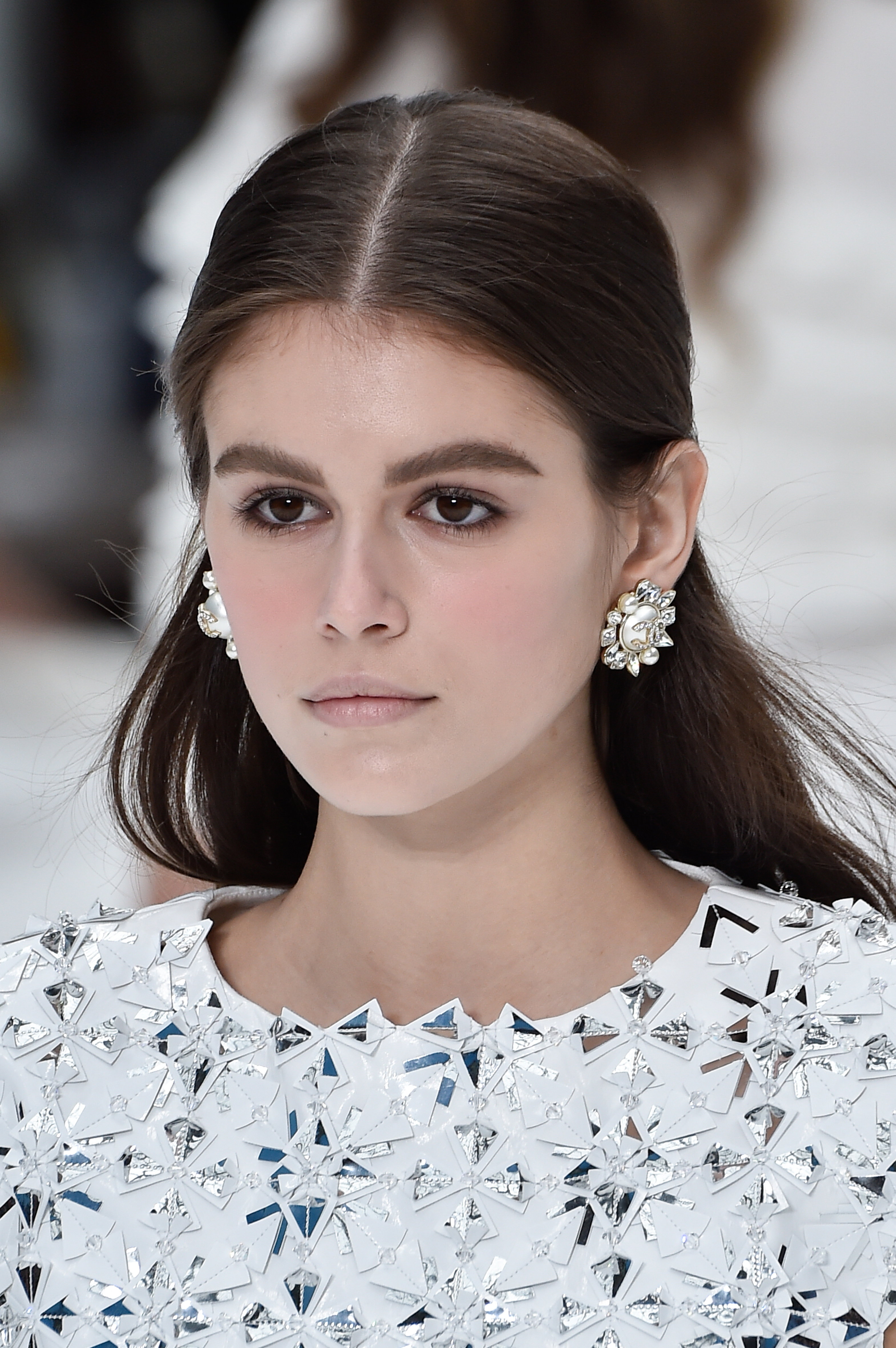 Trendy 2019: Chocolate Cake, to najsłodsza i najmodniejsza koloryzacja włosów tego sezonu. Kaia Gerber i inne gwiazdy kochają ten odcień!