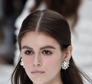 Trendy 2019: Chocolate Cake, to najsłodsza i najmodniejsza koloryzacja włosów tego sezonu. Kaia Gerber i inne gwiazdy kochają ten odcień!