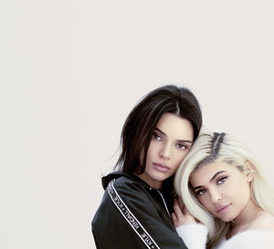 Kendall i Kylie Jenner stworzyły kolekcję torebek dla marki Deichmann