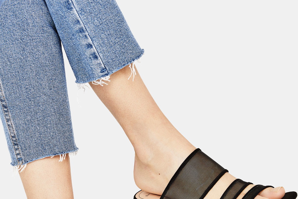 Klapki z sieciówek idealne do pracy i szkoły