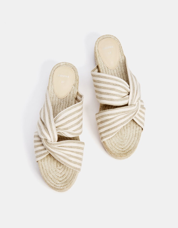 Klapki Bershka, 139 zł