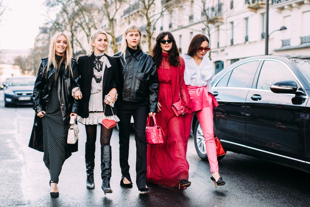 Moda uliczna podczas Paris Fashion Week jesień-zima 2018/2019