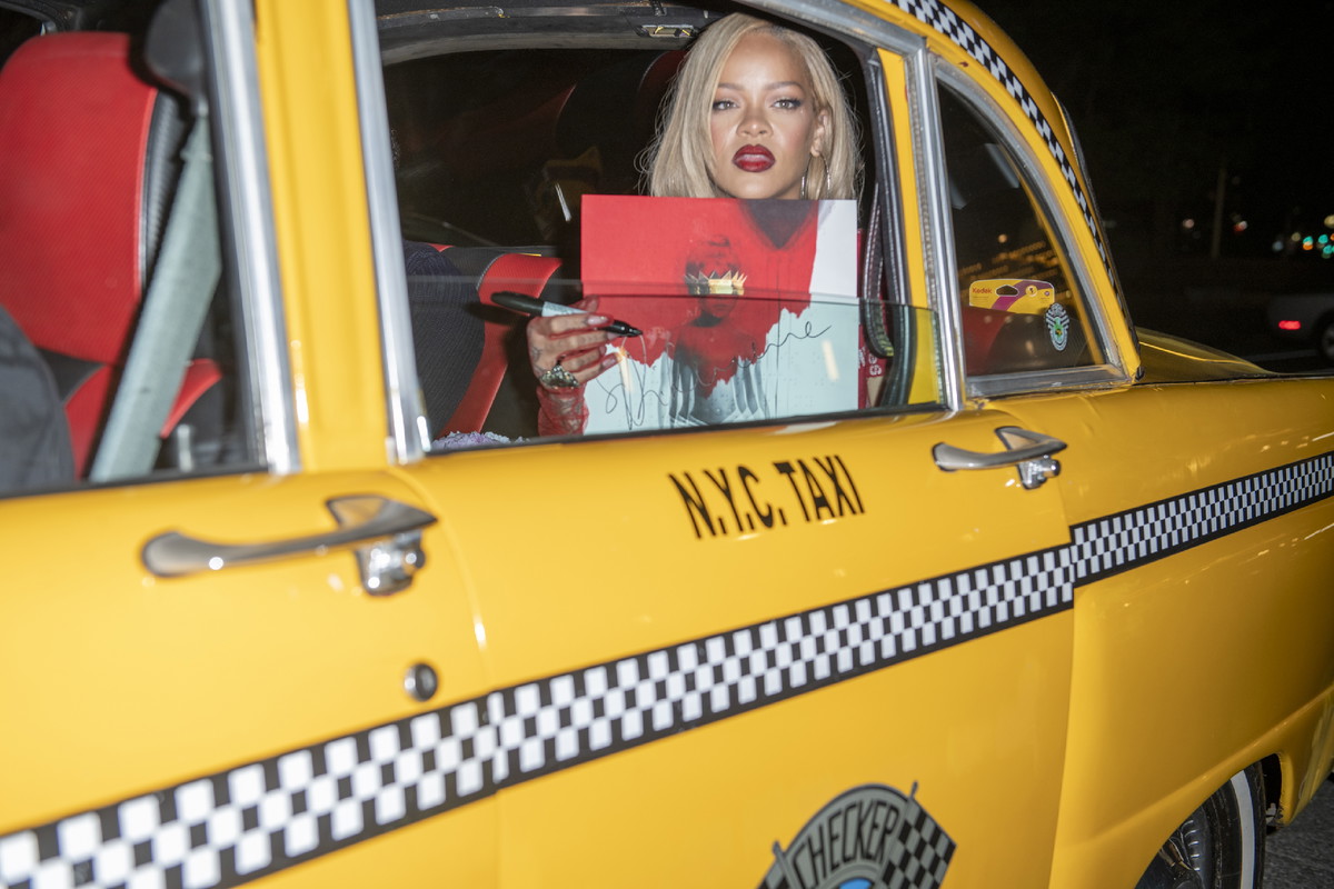 Najmodniejsze kosmetyki do makijażu tej jesieni powstały pod wpływem inspiracji kultowym serialem Netfliksa. Wymyśliła je Rihanna!