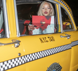 Najmodniejsze kosmetyki do makijażu tej jesieni powstały pod wpływem inspiracji kultowym serialem Netfliksa. Wymyśliła je Rihanna!