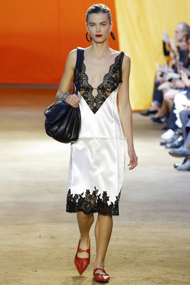 Pokaz kolekcji Celine ss 2016 na Paris Fashion Week_MON0076