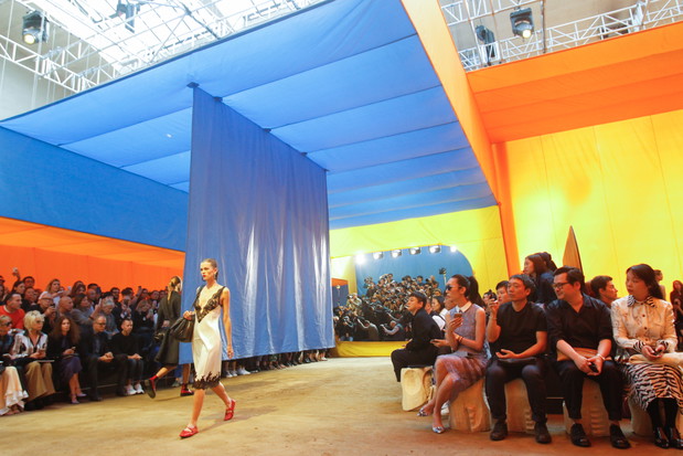 Scenografia pokazu Celine SS 2016 na Paris Fashion Weekceline_902_ss16