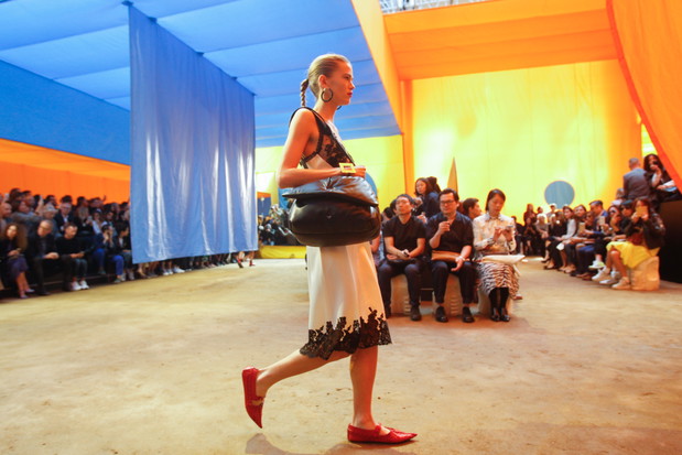Scenografia pokazu Celine SS 2016 na Paris Fashion Weekceline_903_ss16