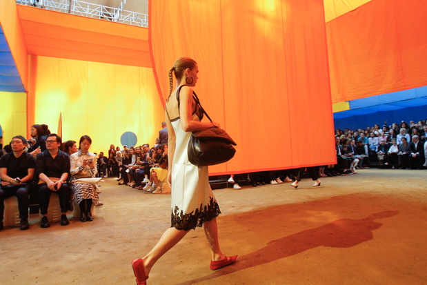 Scenografia pokazu Celine SS 2016 na Paris Fashion Weekceline_904_ss16