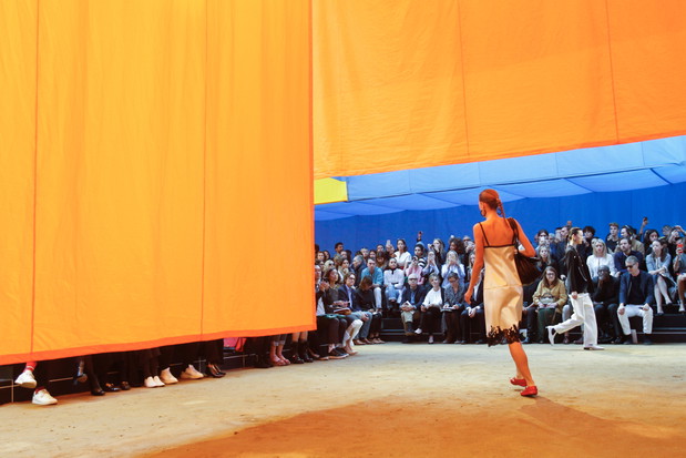Scenografia pokazu Celine SS 2016 na Paris Fashion Weekceline_905_ss16