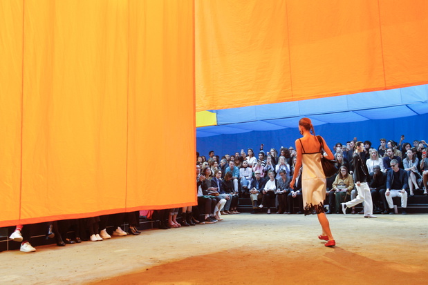 Scenografia pokazu Celine SS 2016 na Paris Fashion Weekceline_905_ss16