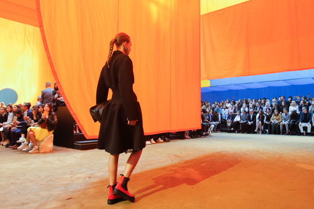 Scenografia pokazu Celine SS 2016 na Paris Fashion Weekceline_906_ss16