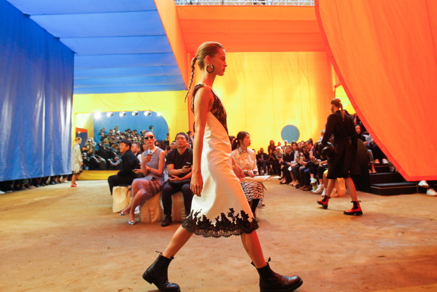 Scenografia pokazu Celine SS 2016 na Paris Fashion Weekceline_907_ss16