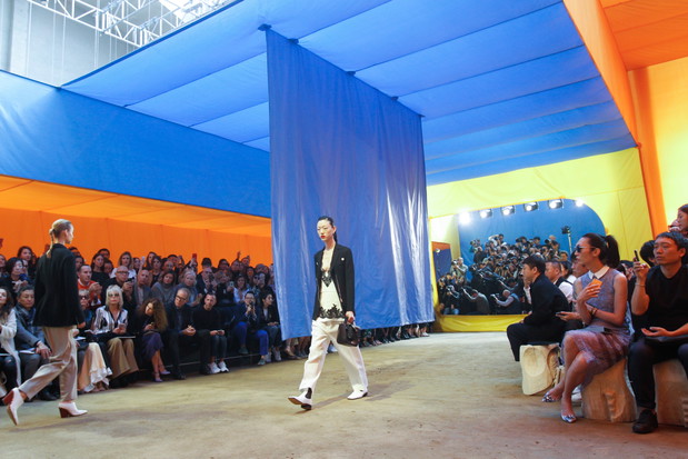 Scenografia pokazu Celine SS 2016 na Paris Fashion Weekceline_908_ss16