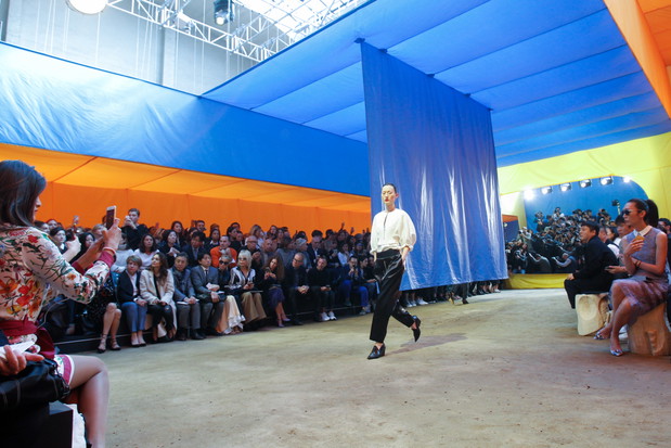 Scenografia pokazu Celine SS 2016 na Paris Fashion Weekceline_909_ss16