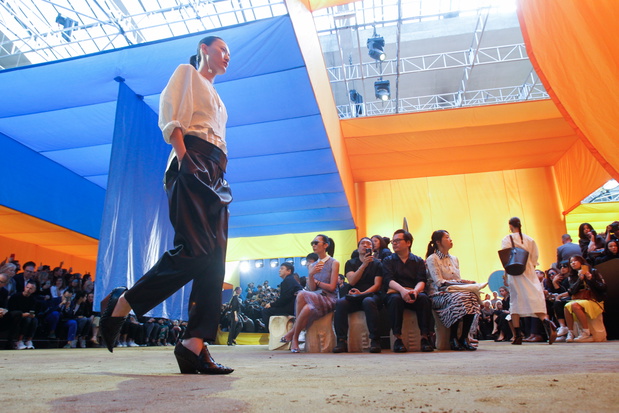 Scenografia pokazu Celine SS 2016 na Paris Fashion Weekceline_910_ss16