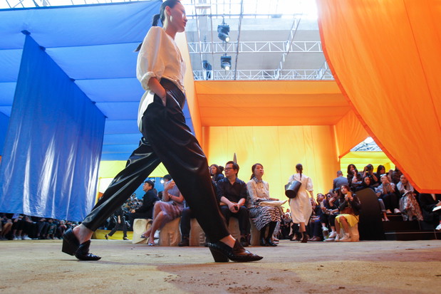 Scenografia pokazu Celine SS 2016 na Paris Fashion Weekceline_911_ss16