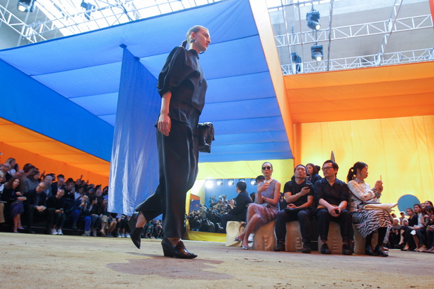 Scenografia pokazu Celine SS 2016 na Paris Fashion Weekceline_912_ss16