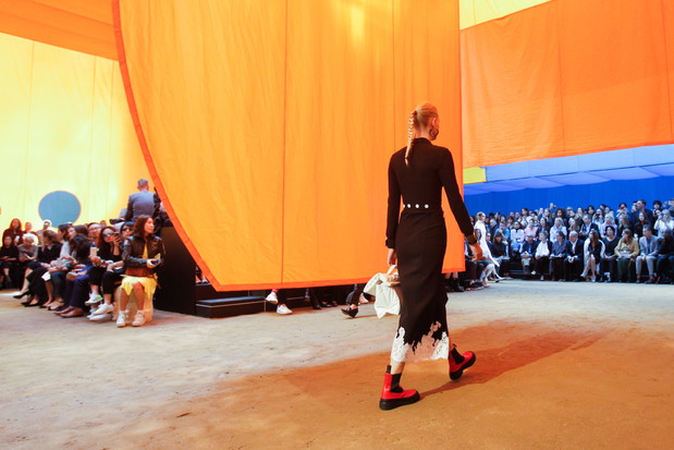 Scenografia pokazu Celine SS 2016 na Paris Fashion Weekceline_913_ss16