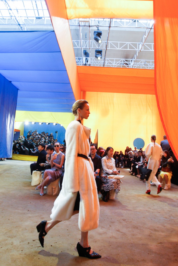 Scenografia pokazu Celine SS 2016 na Paris Fashion Weekceline_915_ss16