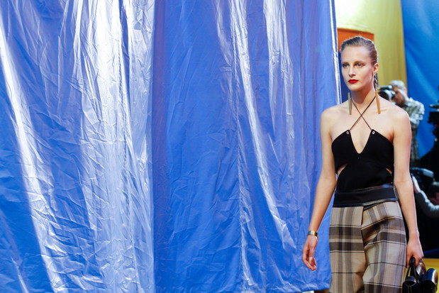 Scenografia pokazu Celine SS 2016 na Paris Fashion Weekceline_918_ss16