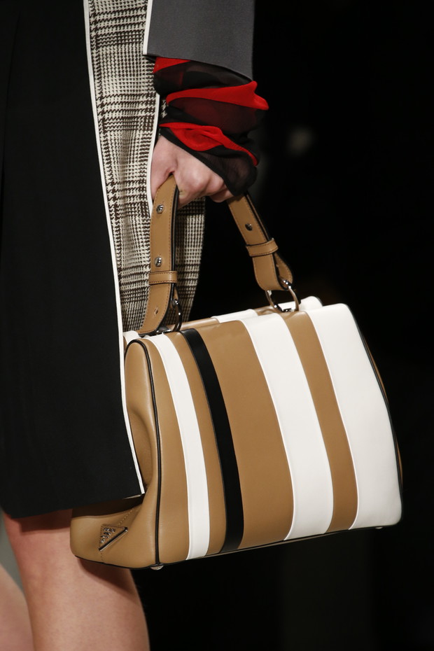 Detale na pokazie Prada SS 2016 na Milan Fashion Week, fot. indigital images_A2X0053