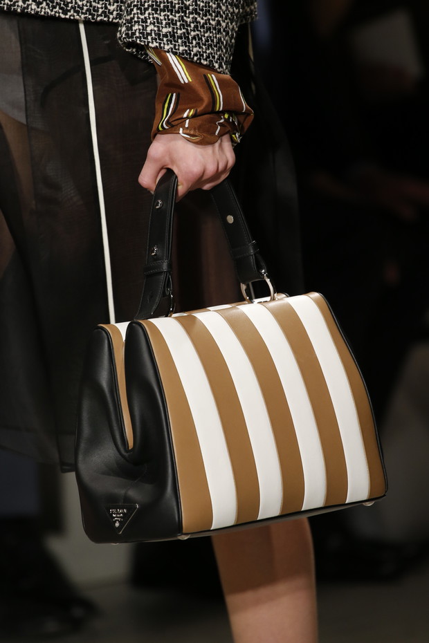 Detale na pokazie Prada SS 2016 na Milan Fashion Week, fot. indigital images_A2X0224