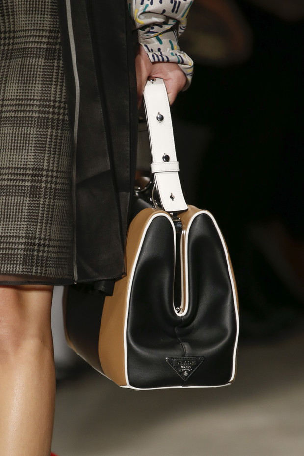 Detale na pokazie Prada SS 2016 na Milan Fashion Week, fot. indigital images_A2X0255