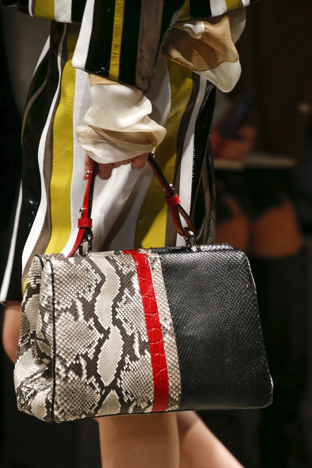 Detale na pokazie Prada SS 2016 na Milan Fashion Week, fot. indigital images_A2X0351